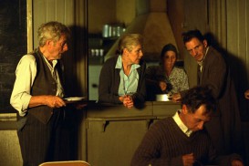 Spider (2002) - Joan Heney, Ralph Fiennes, John Neville, Lynn Redgrave