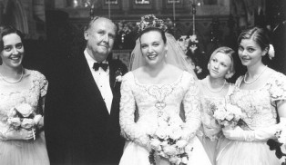 Muriel's Wedding (1994) - Toni Collette, Roz Hammond, Bill Hunter, Belinda Jarrett, Sophie Lee