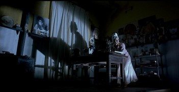 Pośród ciemności (1983)